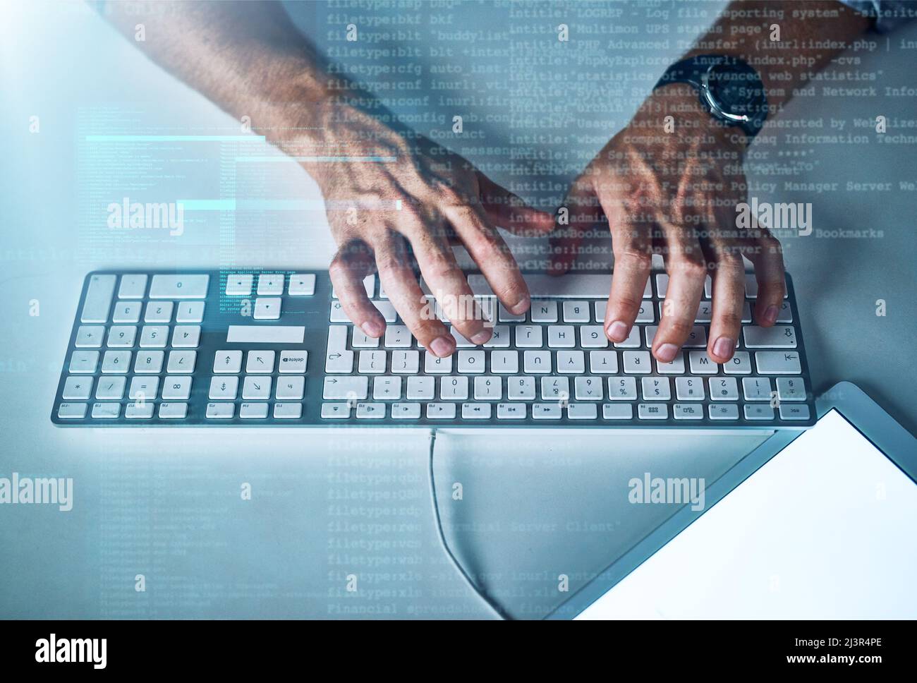 Le sue mani sono ben versate nell'arte del codice. Scatto ritagliato di un programmatore maschio irriconoscibile al lavoro. Foto Stock