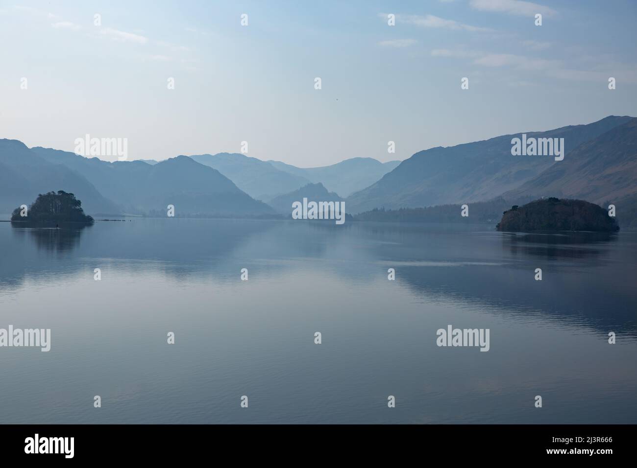 Lago d'acqua Derwent nel Lake District National Park in una fredda mattina invernale con acqua calma in un concetto di tranquillità e benessere con spazio copia Foto Stock