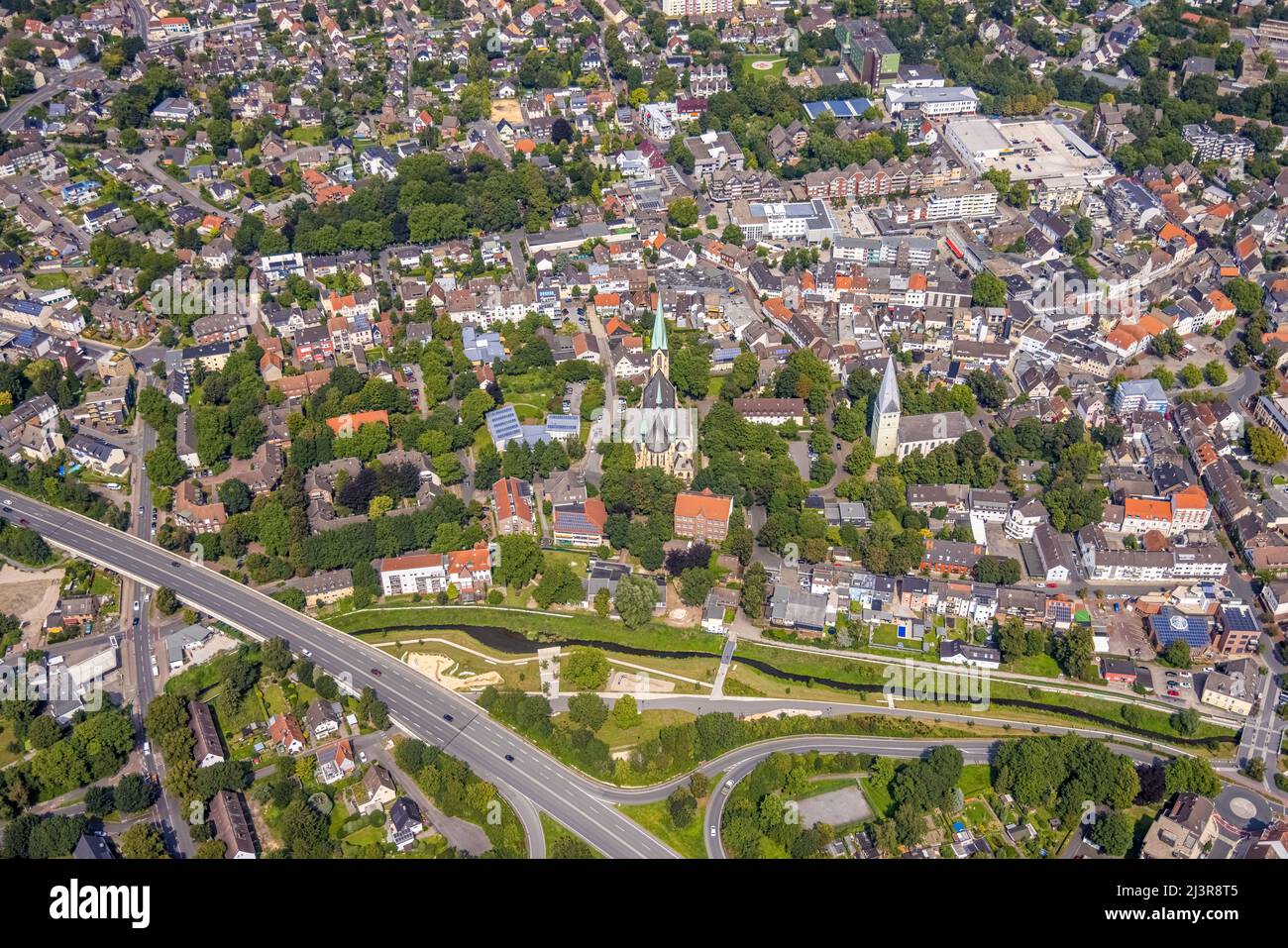 Vista aerea, centro città con chiesa parrocchiale cattolica Zur Heiligen Familie e protestante Pauluskirche, Sesekepark tra Maibrücke e Hochstraße wit Foto Stock