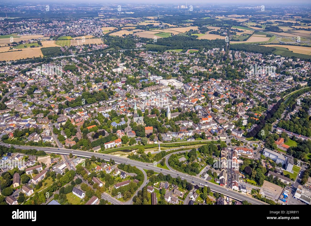 Vista aerea, centro città con chiesa parrocchiale cattolica Zur Heiligen Familie e protestante Pauluskirche, Sesekepark tra Maibrücke e Hochstraße wit Foto Stock
