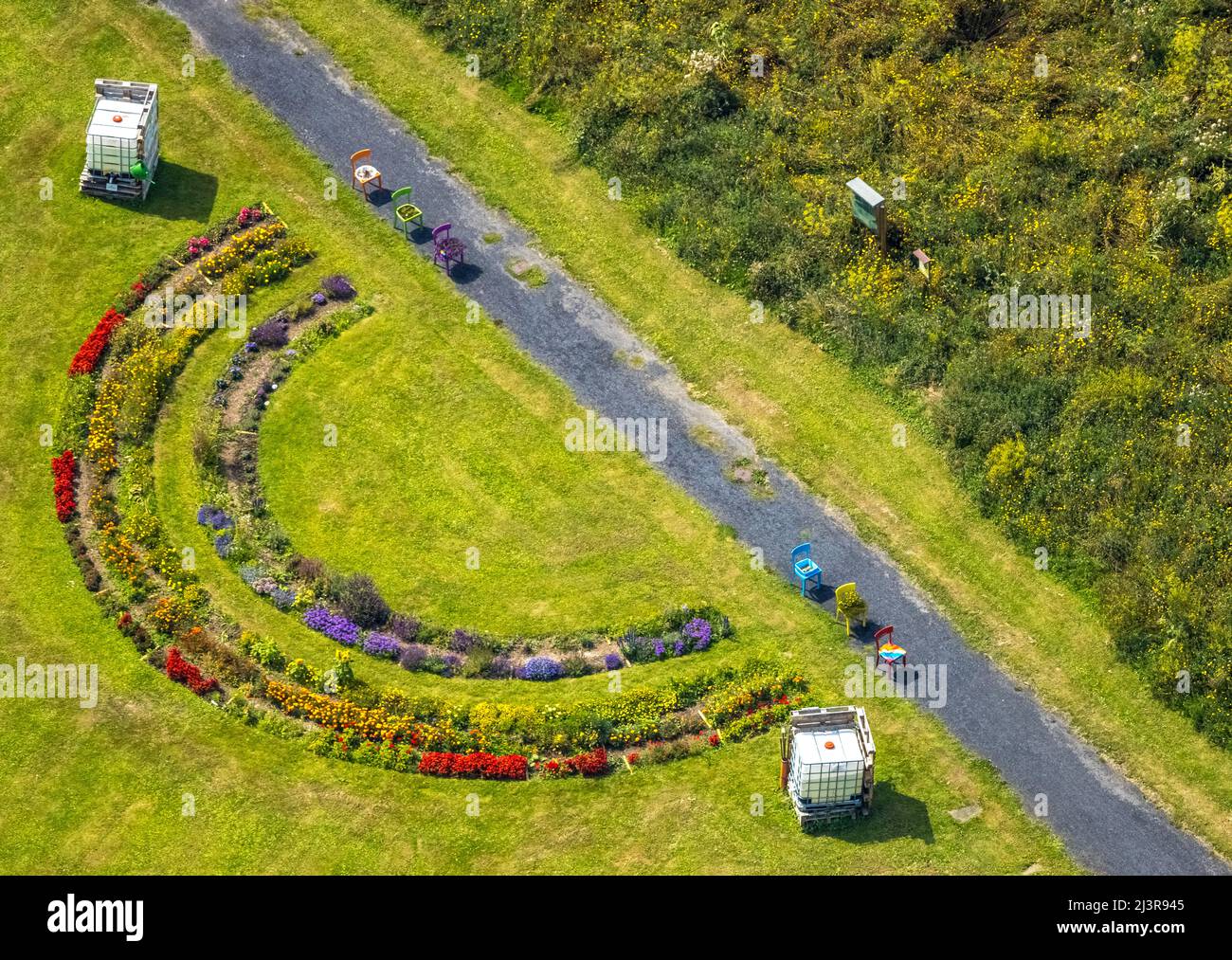 Vista aerea, Evang. Friedhof Methler mit Raimbogenbeet im Stadtteil Methler, Kamen, Ruhrgebiet, Nordrhein-Westfalen, Germania, luogo di sepoltura, fiore fie Foto Stock