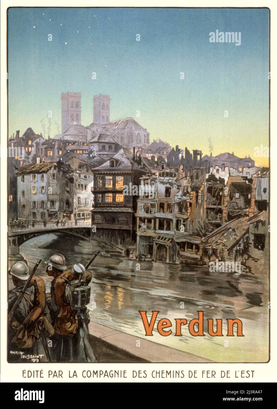 Un poster pubblicitario francese del primo secolo del 20th, risalente alla prima guerra mondiale, dal 1914 al 1918, che mostra i soldati francesi che marciavano accanto a un fiume e su un ponte in un Verdun sgusciato. La battaglia di Verdun nel 1916 fu la battaglia più lunga e più onerosa, in termini di vite, della guerra. L'artista è Maurice Toussaint (1882-1974) Foto Stock