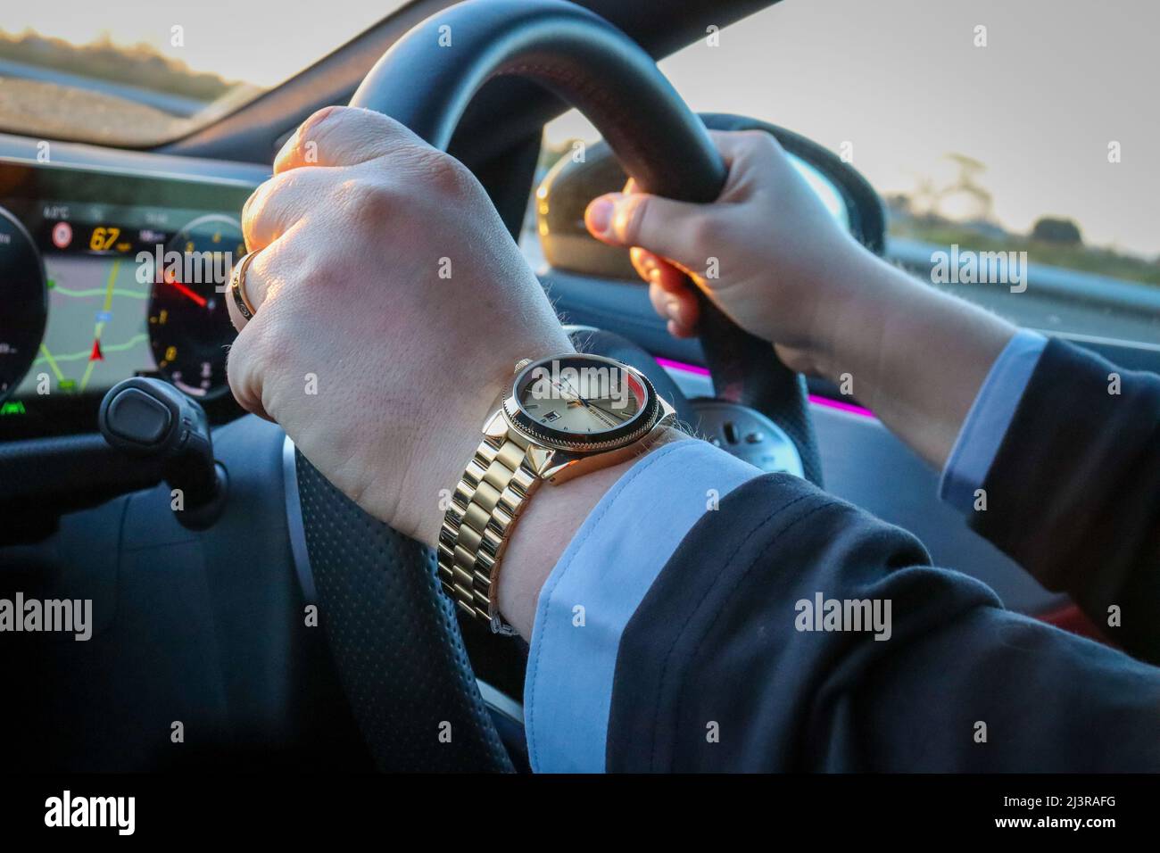 Mani sul volante, guida, primo piano Foto Stock