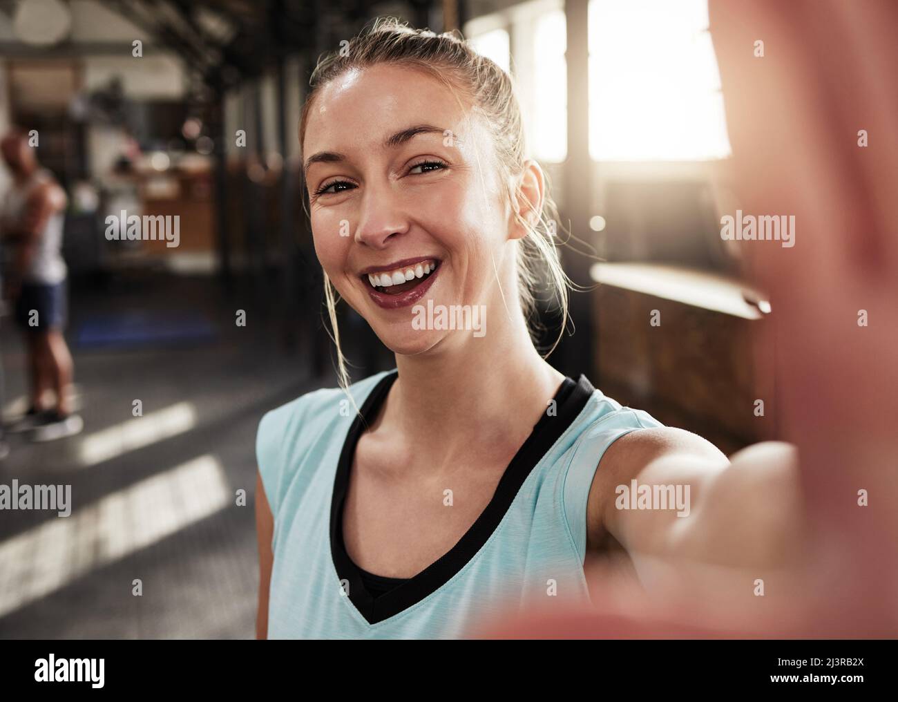 Prendete il selfie, non si sa mai chi youre ispiratore. Scatto di una giovane donna in forma in palestra. Foto Stock