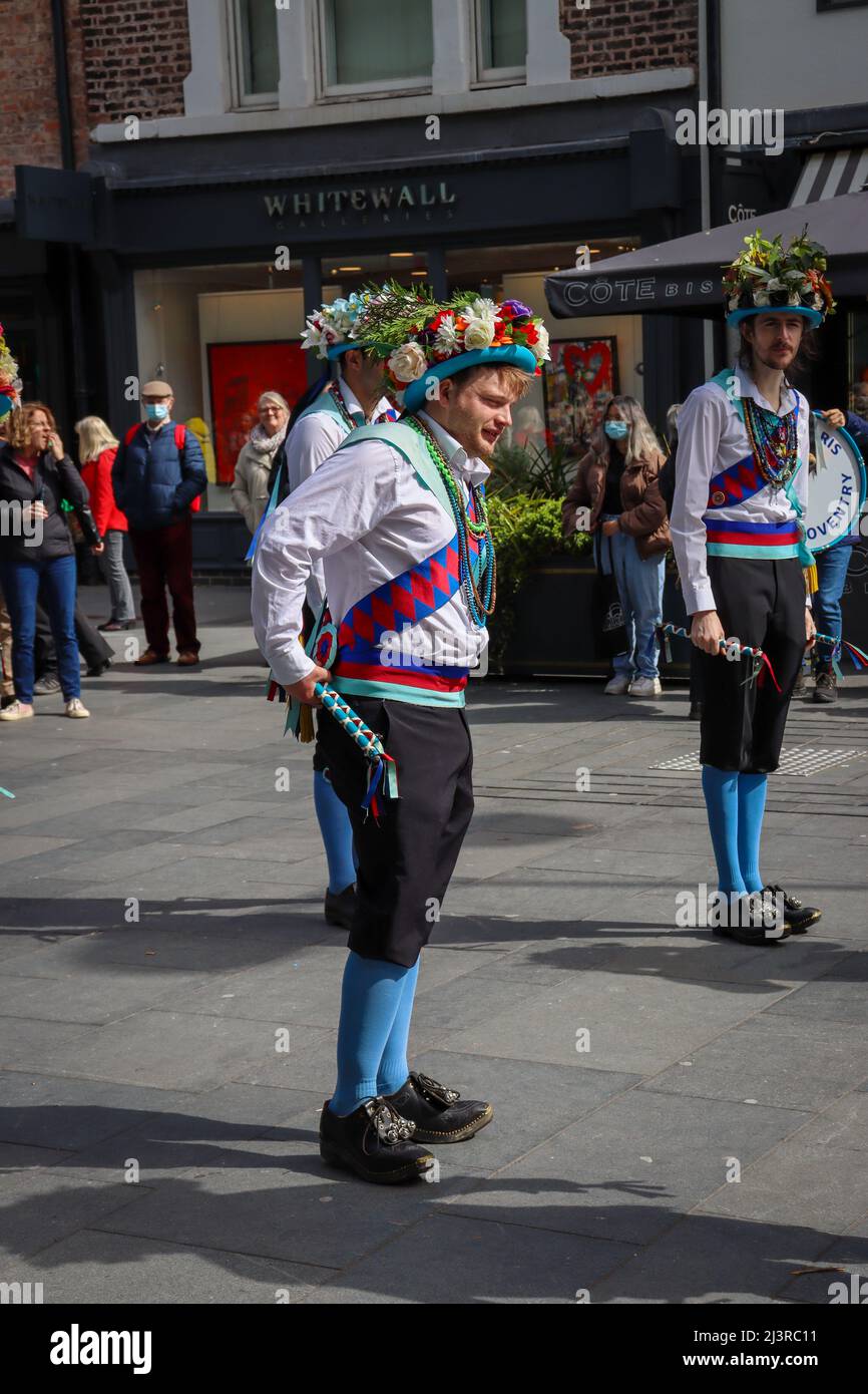 Ballerini Morris, Street Performers, che eseguono tradizionali balli Morris Foto Stock