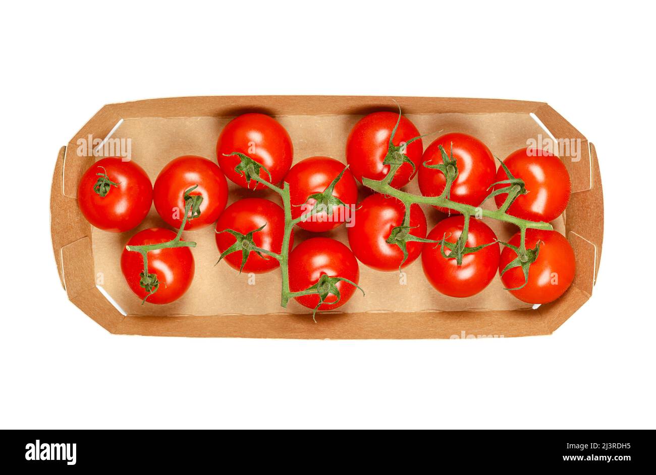 Vite di pomodori ciliegini, in un vassoio di cartone maturi, piccoli, rotondi, pomodori rossi da cocktail nelle dimensioni di una punta del pollice, dal gusto dolce. Foto Stock