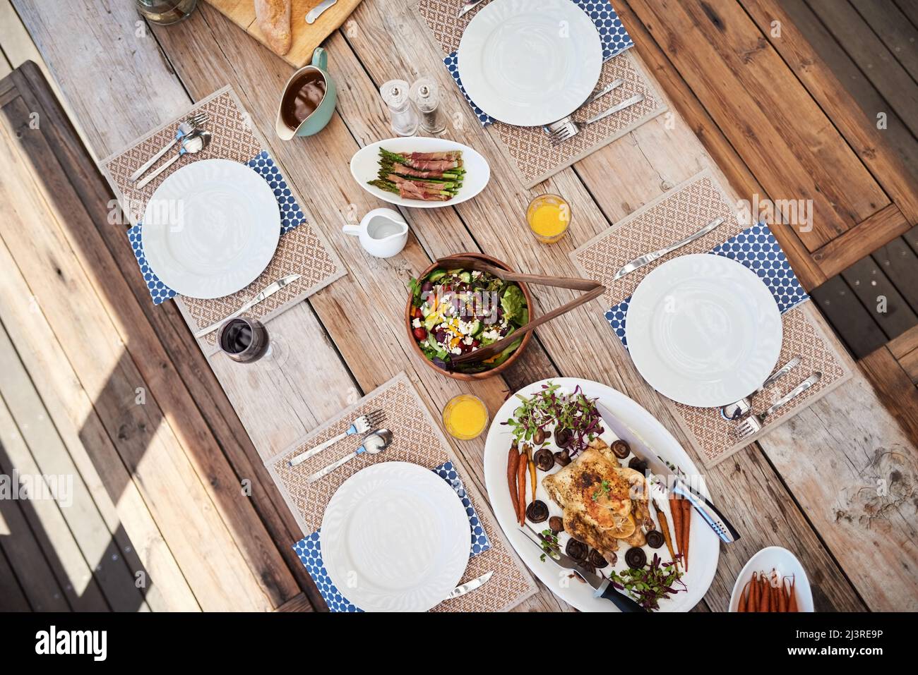 Pasti speciali che riuniscono le persone. Scatto ad angolo alto di un tavolo con cibi e bevande all'aperto. Foto Stock