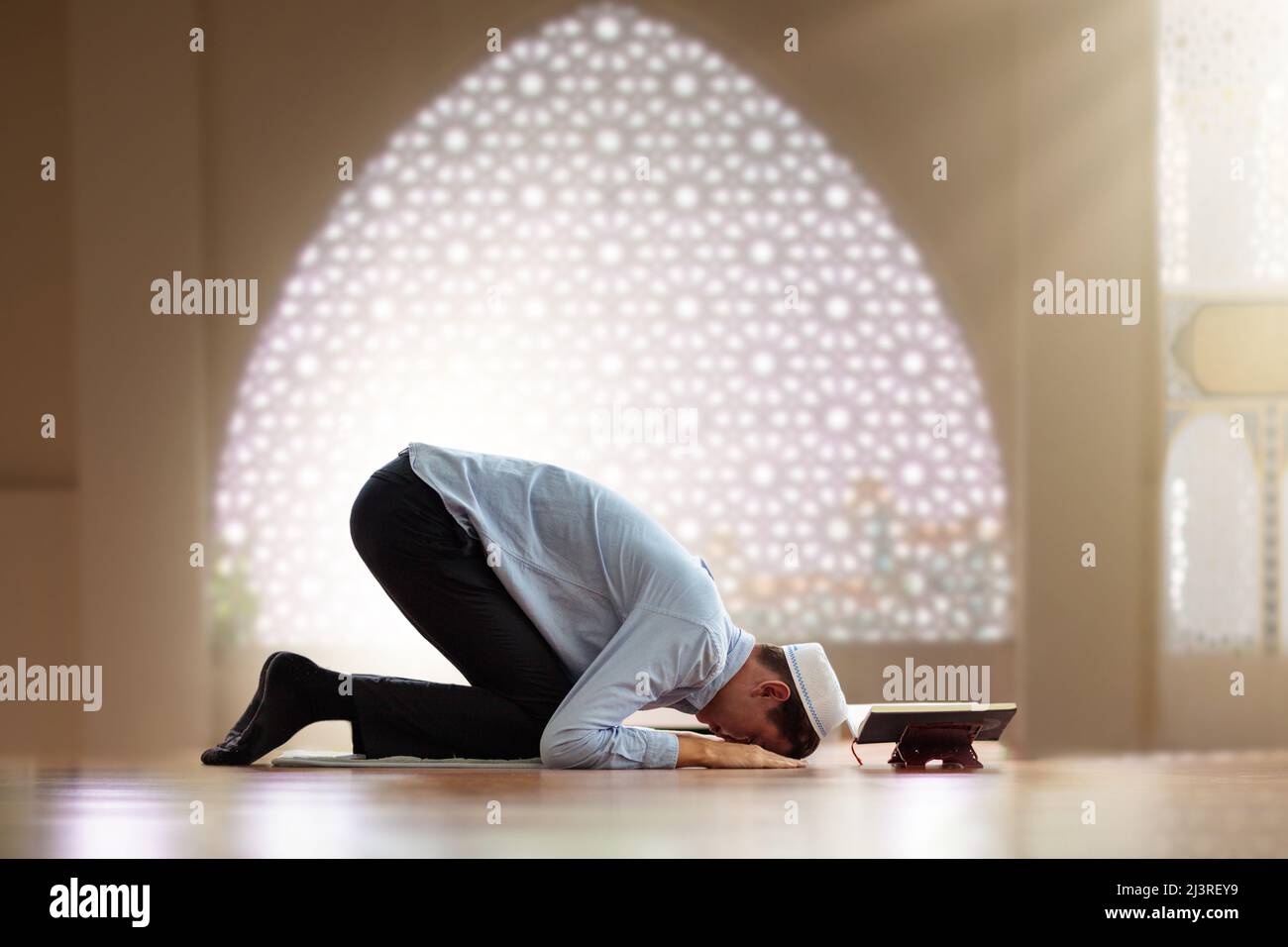 Ramadan Kareem saluto. Uomo con perle di preghiera in moschea. Maschio musulmano che prega. Corano leggere e pregare. Fine del digiuno. Hari Raya giorno. EID al-Fitr cele Foto Stock