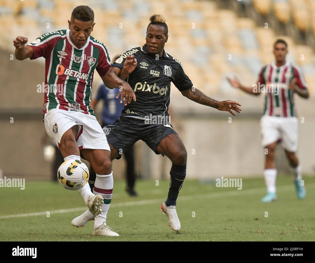 9th aprile 2022; Maracan&#XE3; Stadio, Rio de Janeiro, Brasile. David Braz di Fluminense sfida Jhojan Julio di Santos, durante Fluminense contro Santos, Campeonato Brasileiro Série A 2022 Foto Stock