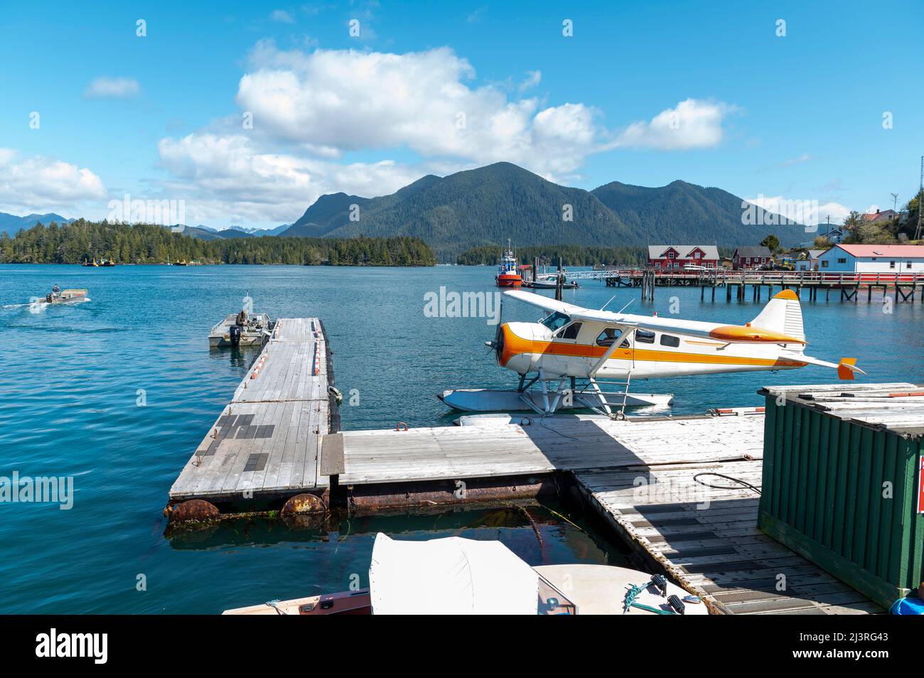 Vista del porto di Tofino con l'Isola di Meares sullo sfondo, Vancouver Island, Canada Foto Stock