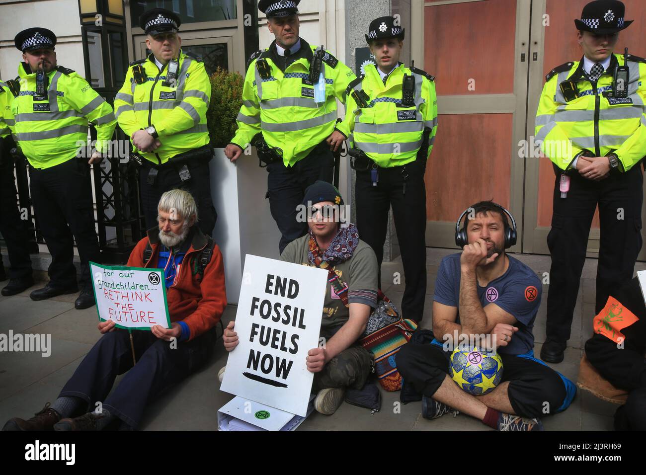 Londra, Regno Unito. 09th Apr 2022. I ribelli siedono di fronte alla linea di polizia, formata come protezione alla sede della BP nel Regno Unito durante la manifestazione. Il giorno di apertura della ribellione primaverile dell'estinzione. I ribelli hanno promesso di causare disagi a Londra fino a quando il governo non ascolta le loro richieste e non riconosce l'emergenza climatica. Credit: SOPA Images Limited/Alamy Live News Foto Stock