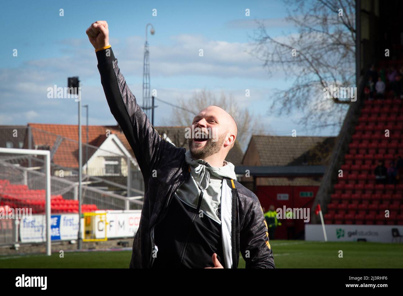 Swindon, Regno Unito. 09th Apr 2022. James Roweberry, il manager della contea di Newport festeggia dopo la vittoria delle sue squadre. EFL Skybet Football League Two match, Swindon Town / Newport County presso l'Energy Check County Ground di Swindon, Wiltshire sabato 9th aprile 2022. Questa immagine può essere utilizzata solo per scopi editoriali. Solo per uso editoriale, licenza richiesta per uso commerciale. Nessun uso in scommesse, giochi o un singolo club / campionato / giocatori pubblicazioni. pic by Credit: Andrew Orchard sport fotografia / Alamy Live News Foto Stock