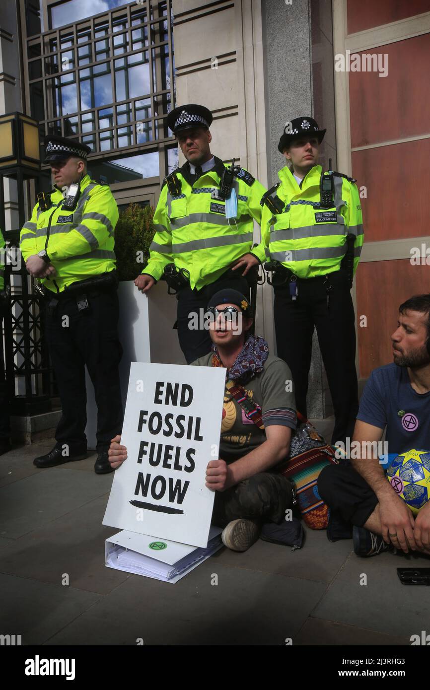 Londra, Regno Unito. 09th Apr 2022. I ribelli siedono di fronte alla linea di polizia, formata come protezione alla sede della BP nel Regno Unito durante la manifestazione. Il giorno di apertura della ribellione primaverile dell'estinzione. I ribelli hanno promesso di causare disagi a Londra fino a quando il governo non ascolta le loro richieste e non riconosce l'emergenza climatica. (Foto di Martin Pope/SOPA Images/Sipa USA) Credit: Sipa USA/Alamy Live News Foto Stock
