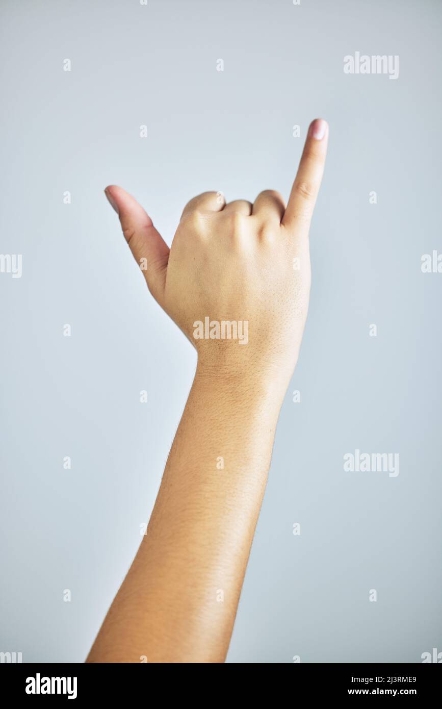 Tutto bene. Scatto corto di una mano che dà l'appendere dieci signshaka. Foto Stock