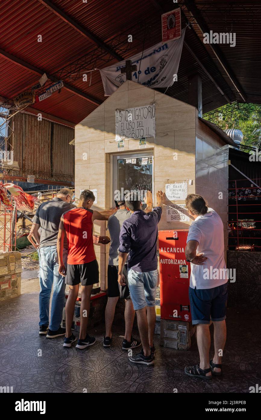 MERCEDES, CORRIENTES, ARGENTINA - 22 NOVEMBRE 2021: I devoti pregano nel santuario del Gauchito Gil in Mercedes, Corrientes, Argentina. Il Gauchito Foto Stock