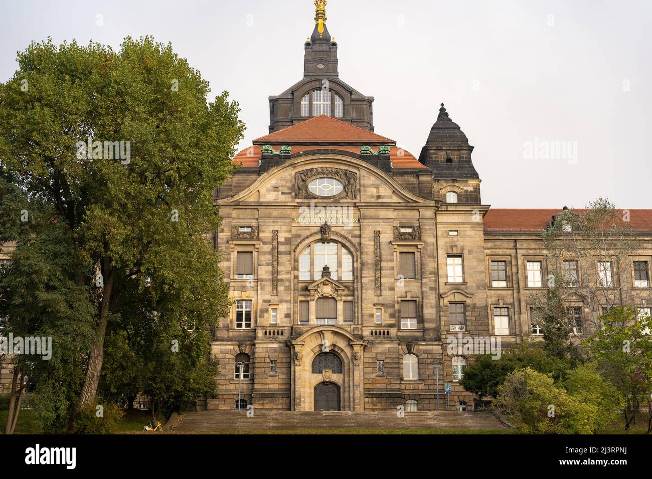 Ministero dell'interno dal fiume Elba. Maestoso edificio governativo con una grande entrata. Architettura storica nella città di Dresda. Foto Stock