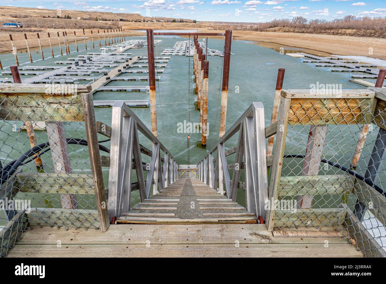 Scongelamento primaverile presso gli scivoli vuoti delle banchine navali del Saskatchewan Landing Provincial Park Foto Stock