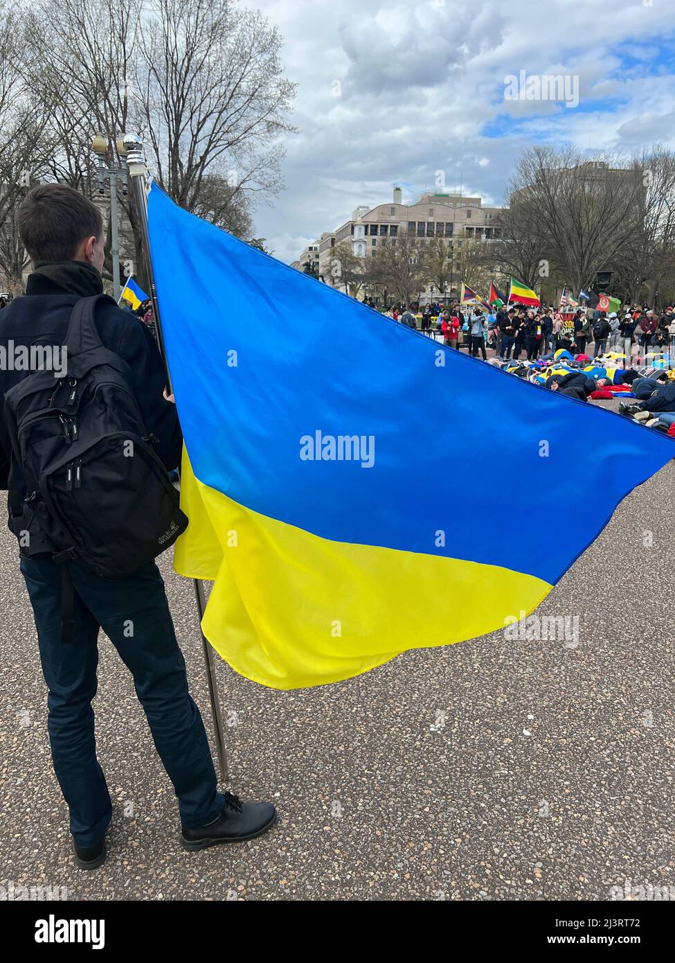 09 aprile 2022 Washington DC USA sostenitori per l'Ucraina dimostrazione di scena di fronte alla Casa Bianca giacente sul terreno per simulare i morti come nomi dei morti erano morti a!oud. Foto Stock