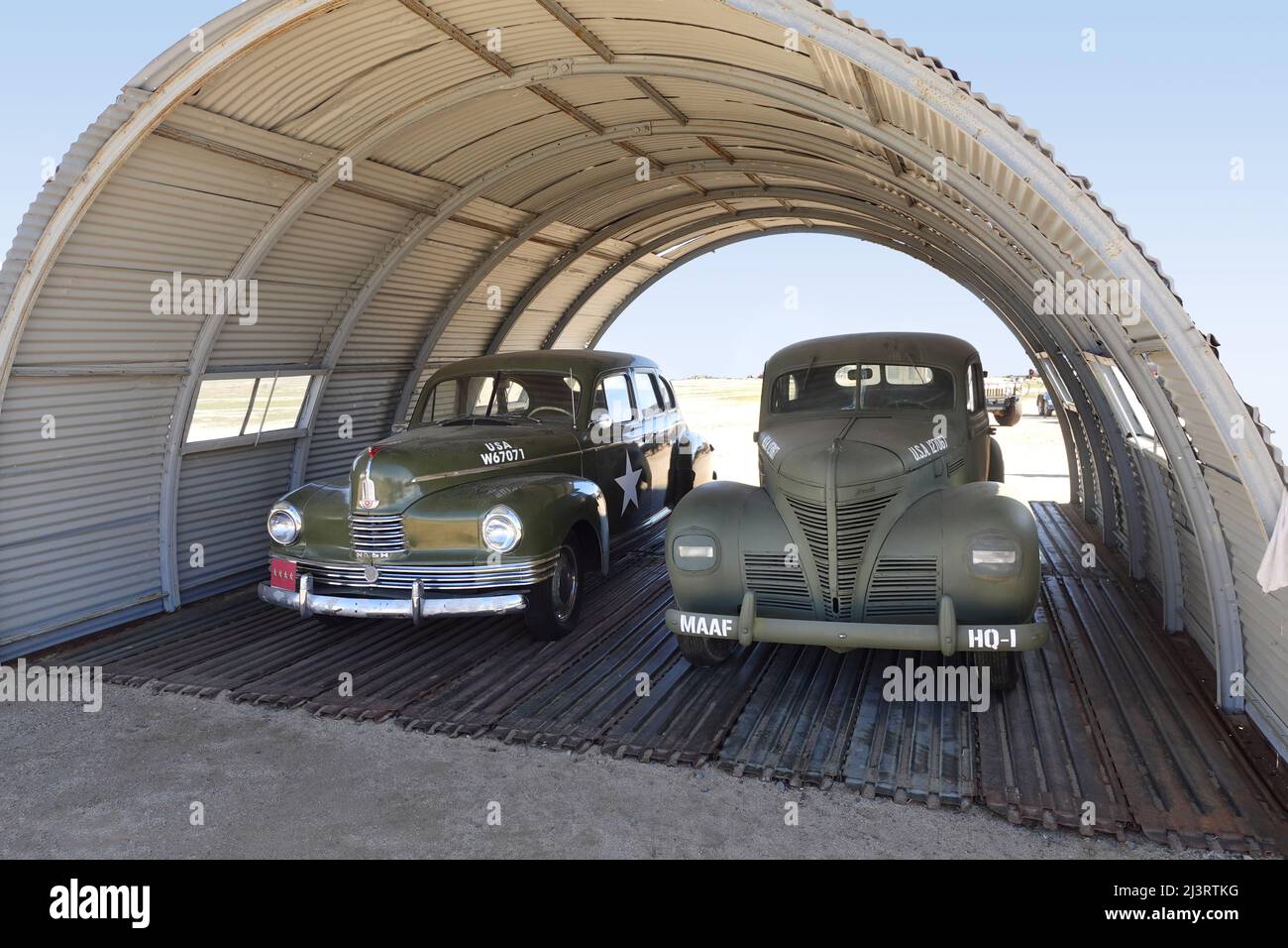 Moreno Valley, CA - 26 febbraio 2022 - autentiche auto del personale WW II parcheggiate sotto la capanna del banetto al Museo del campo di Marzo. Foto Stock