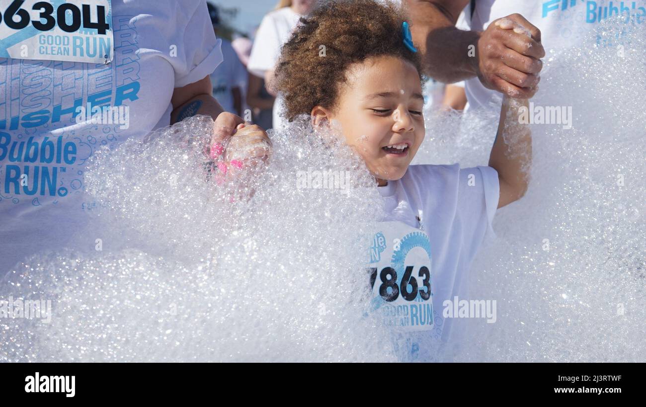 Pomona, Stati Uniti. 9th Apr 2022. Un bambino partecipa alla Bubble Run a Pomona, Los Angeles County, California, Stati Uniti, aprile 9, 2022. Migliaia di persone si sono unite a una Bubble Run annuale di cinque chilometri a Pomona, nella California meridionale, sabato. Credit: Zeng Hui/Xinhua/Alamy Live News Foto Stock