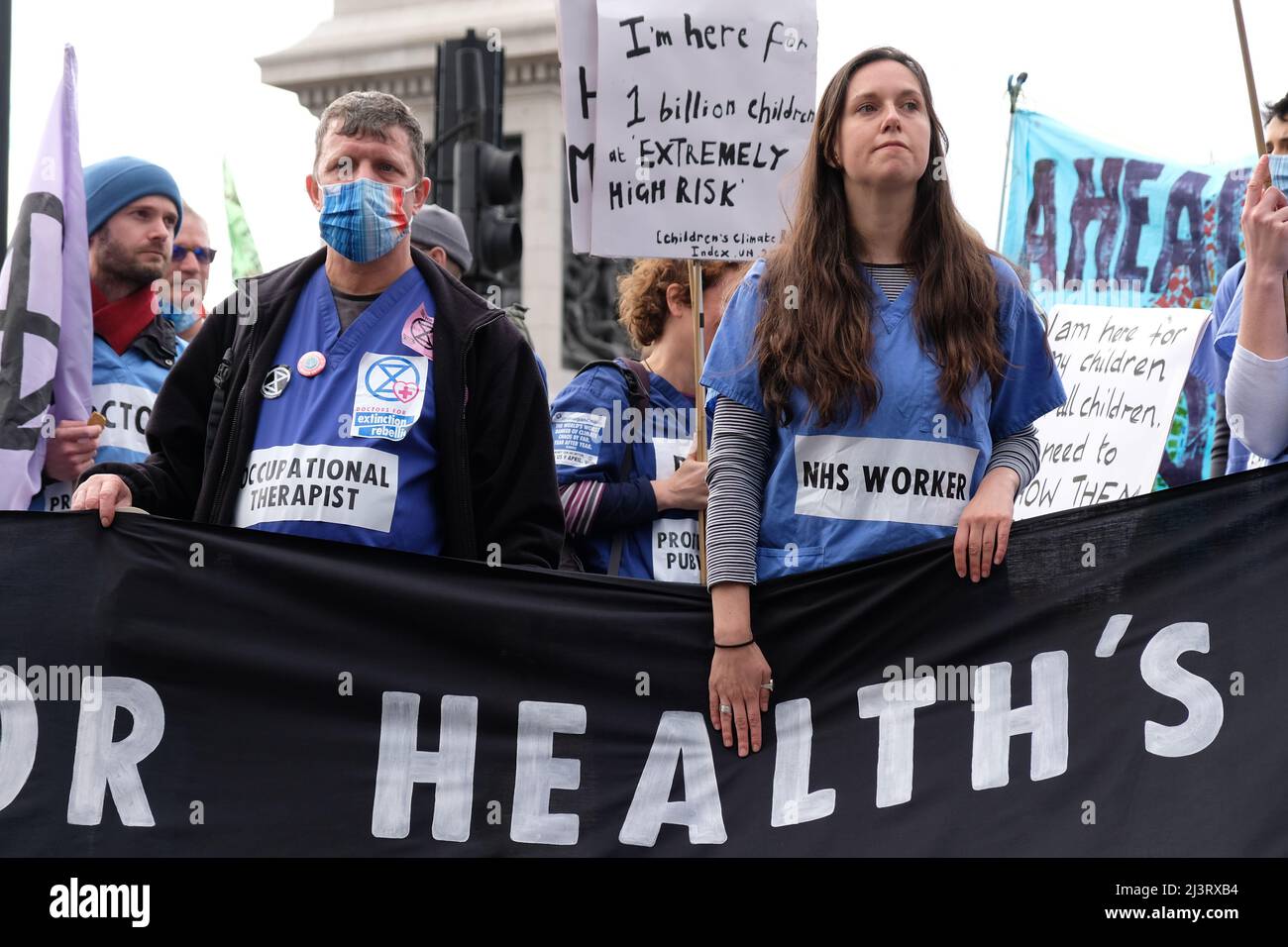 Londra, Regno Unito, 9th aprile 2022. La ribellione dell'estinzione si è riunita il primo giorno della campagna biennale del movimento ambientalista per esercitare pressioni sul governo affinché interrompa gli investimenti nei combustibili fossili. Le dimostrazioni sono previste fino al 17th aprile e per diversi fine settimana oltre questa data. Credit: Undicesima ora Fotografia/Alamy Live News Foto Stock