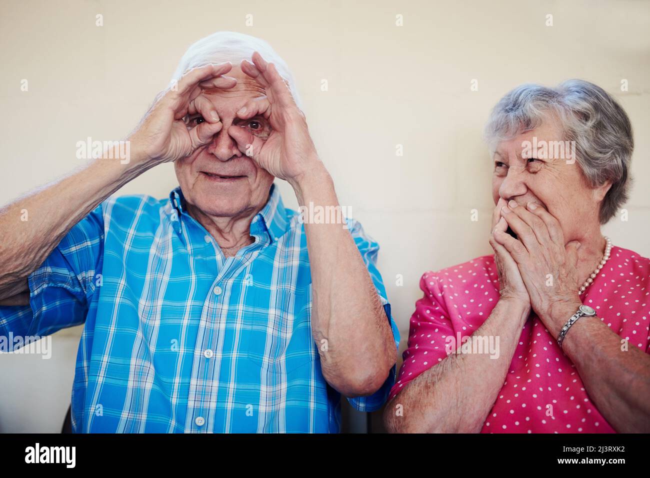 Il tempo ci ha portato tanta felicità. Colpo di una coppia anziana che fa le facce divertenti fuori. Foto Stock