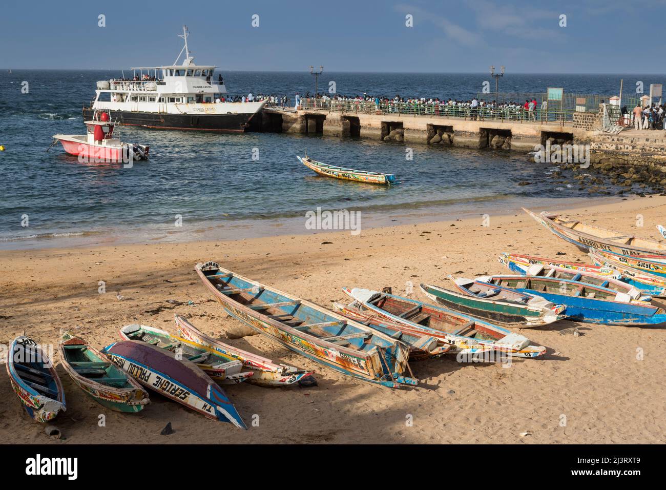 I visitatori si imbarcheranno sul traghetto per il viaggio di ritorno a Dakar. Isola di Goree, Senegal. Foto Stock