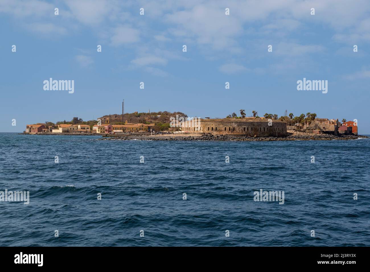 Si avvicina a Goree Island sul traghetto Dakar-Goree. Il grande edificio circolare è costruito in Francia (1850) Fort d'Estrees. Foto Stock