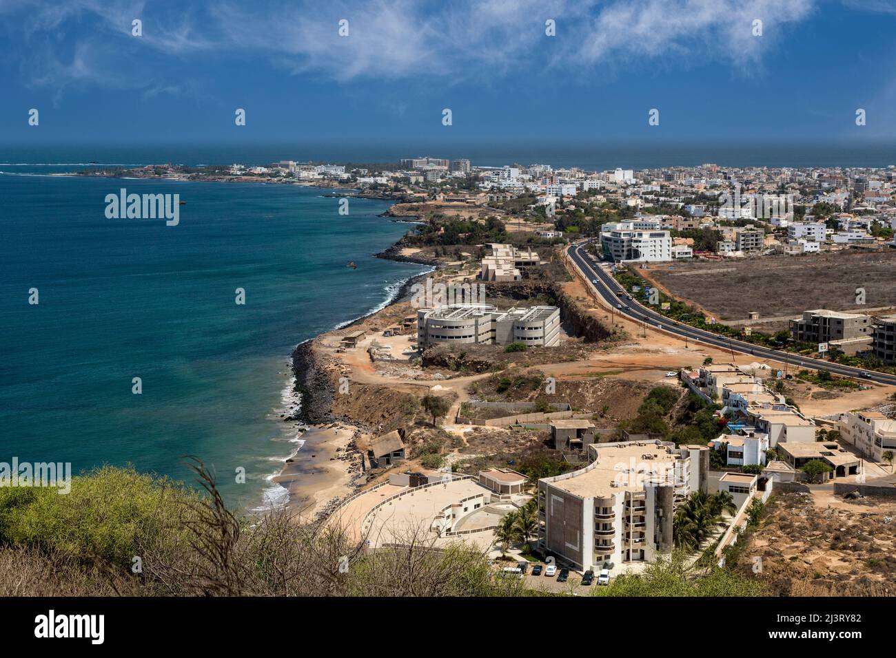 Dakar, Senegal. Les Almadies, un sobborgo di Dakar. Il punto più occidentale del continente africano è all'estrema sinistra. Foto Stock