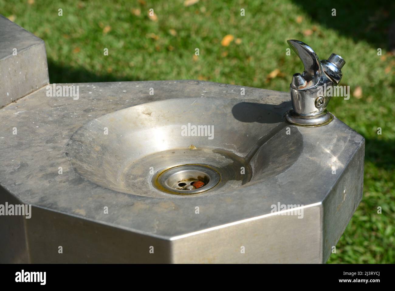 distributore di acqua potabile presso il parco pubblico Foto stock - Alamy