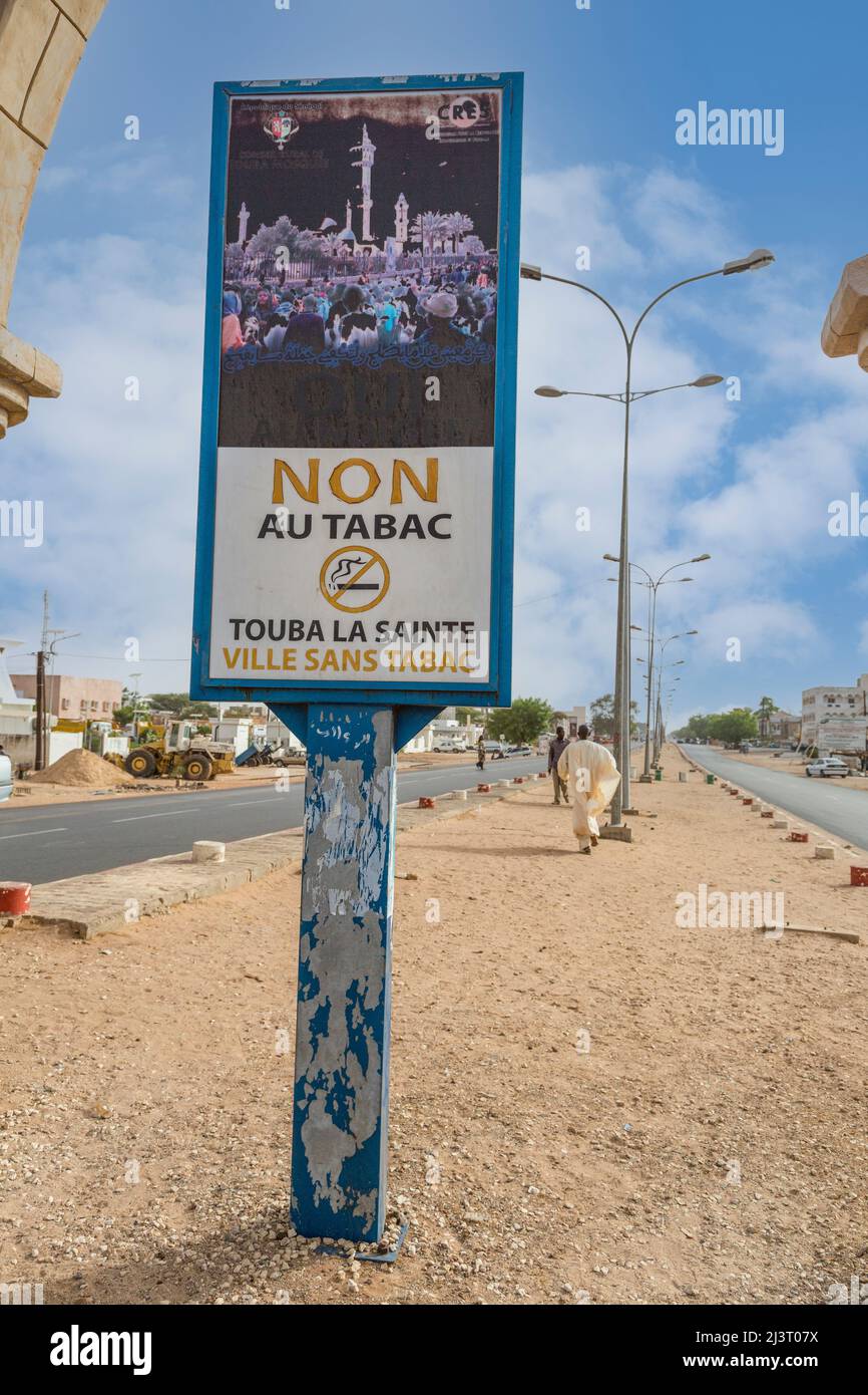 Senegal, Touba. Segno che vieta il tabacco a Touba. ('No al tabacco. Santa Touba, città senza tabacco.') È vietato l'uso di alcolici anche nei limiti della città. Foto Stock