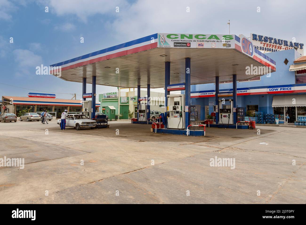 Senegal. Moderno complesso di stazioni di benzina con Cyber Cafe e Ristorante, alla periferia di Dakar. Foto Stock