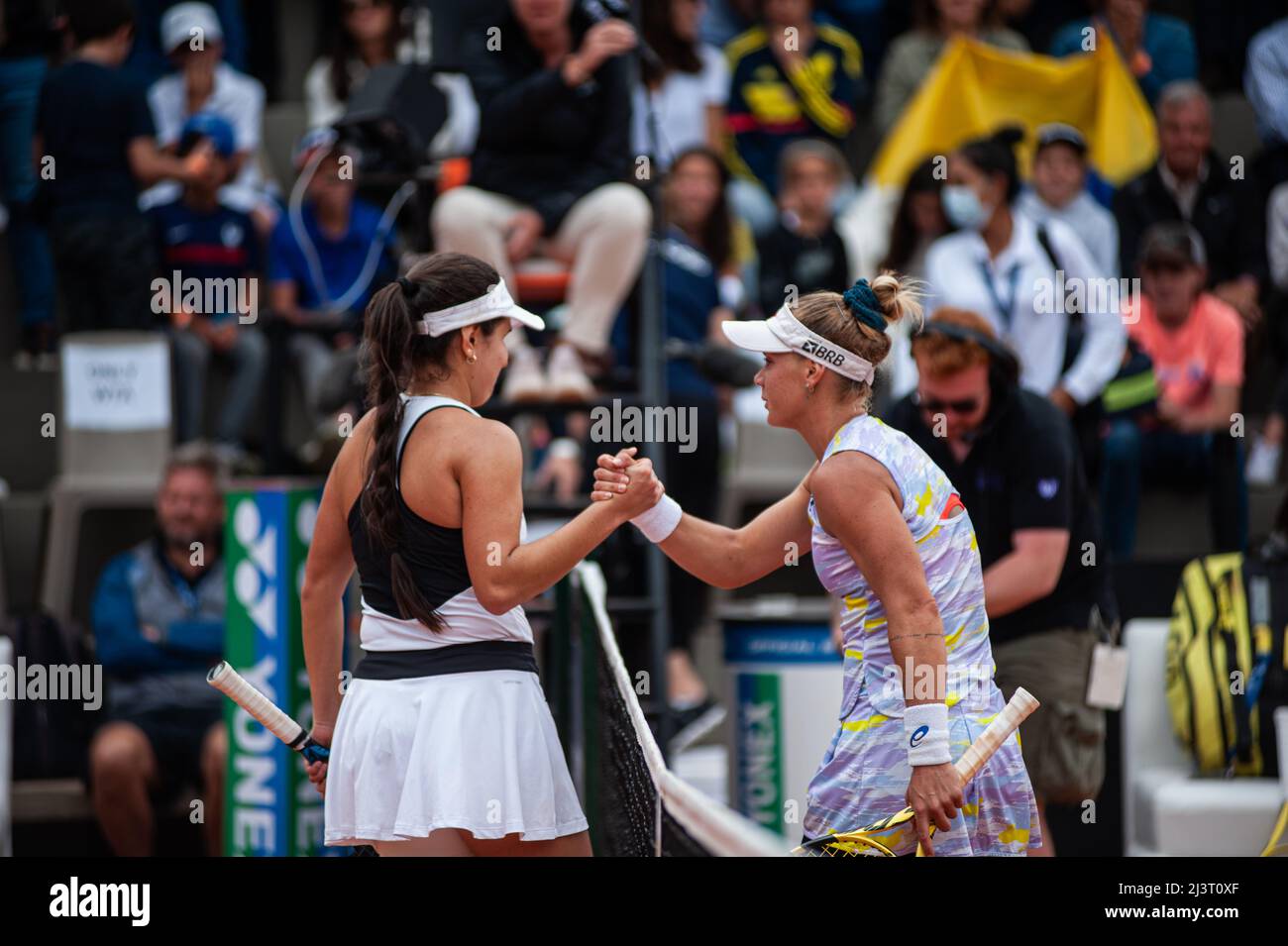 La colombiana Camila Osorio (sinistra) e Laura Pigossi dal Brasile (destra) salutano dopo la loro partita di semifinale durante la Copa Colsanitas del torneo WTA di Bogota, Colombia, 9 aprile 2022. Foto di: Chepa Beltran/Long Visual Press Foto Stock