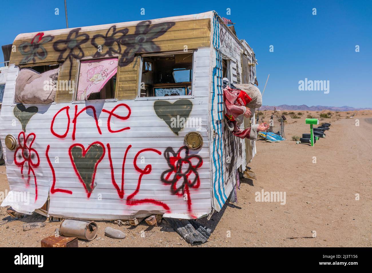 Rimorchio dipinto a raggi con "un amore" dipinto alla fine a Slab City, California. Slab City, detto anche slab, è un non incorporato, off-the-grid Foto Stock