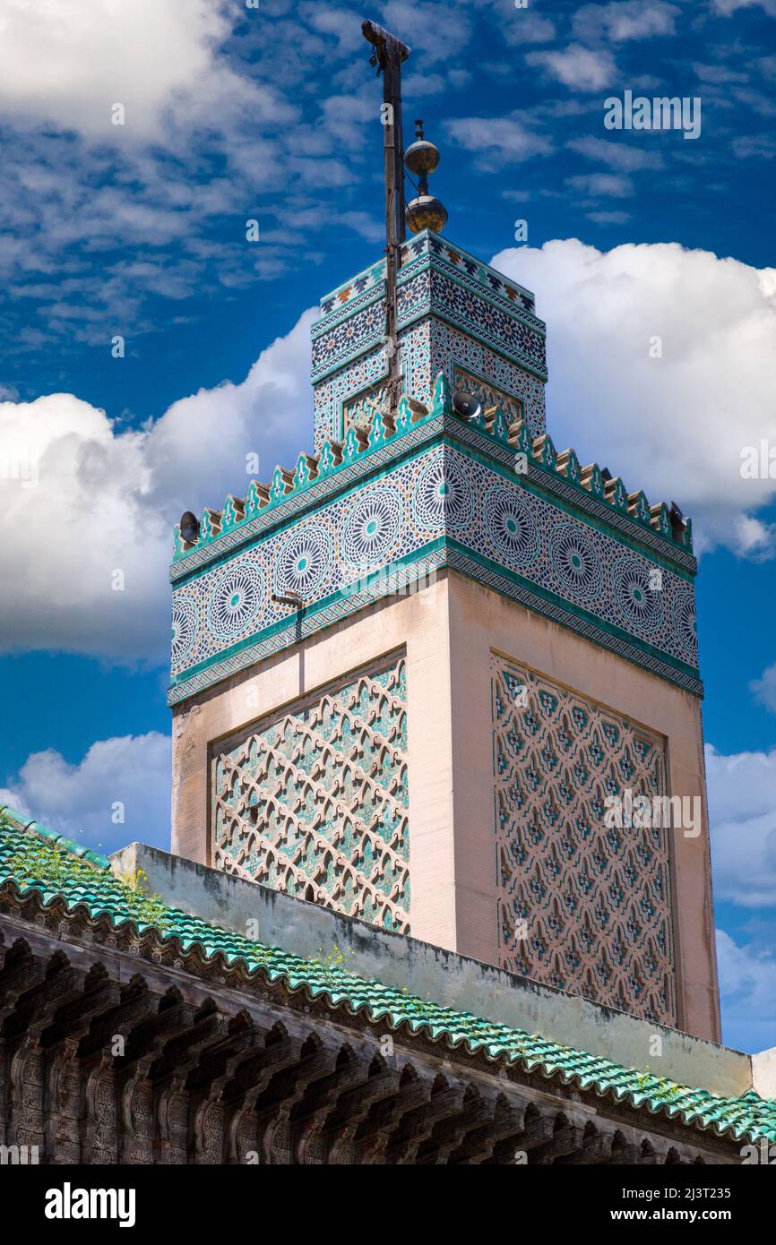 Fes, Marocco. Minareto della Medersa Bou Inania, nella Medina. Foto Stock
