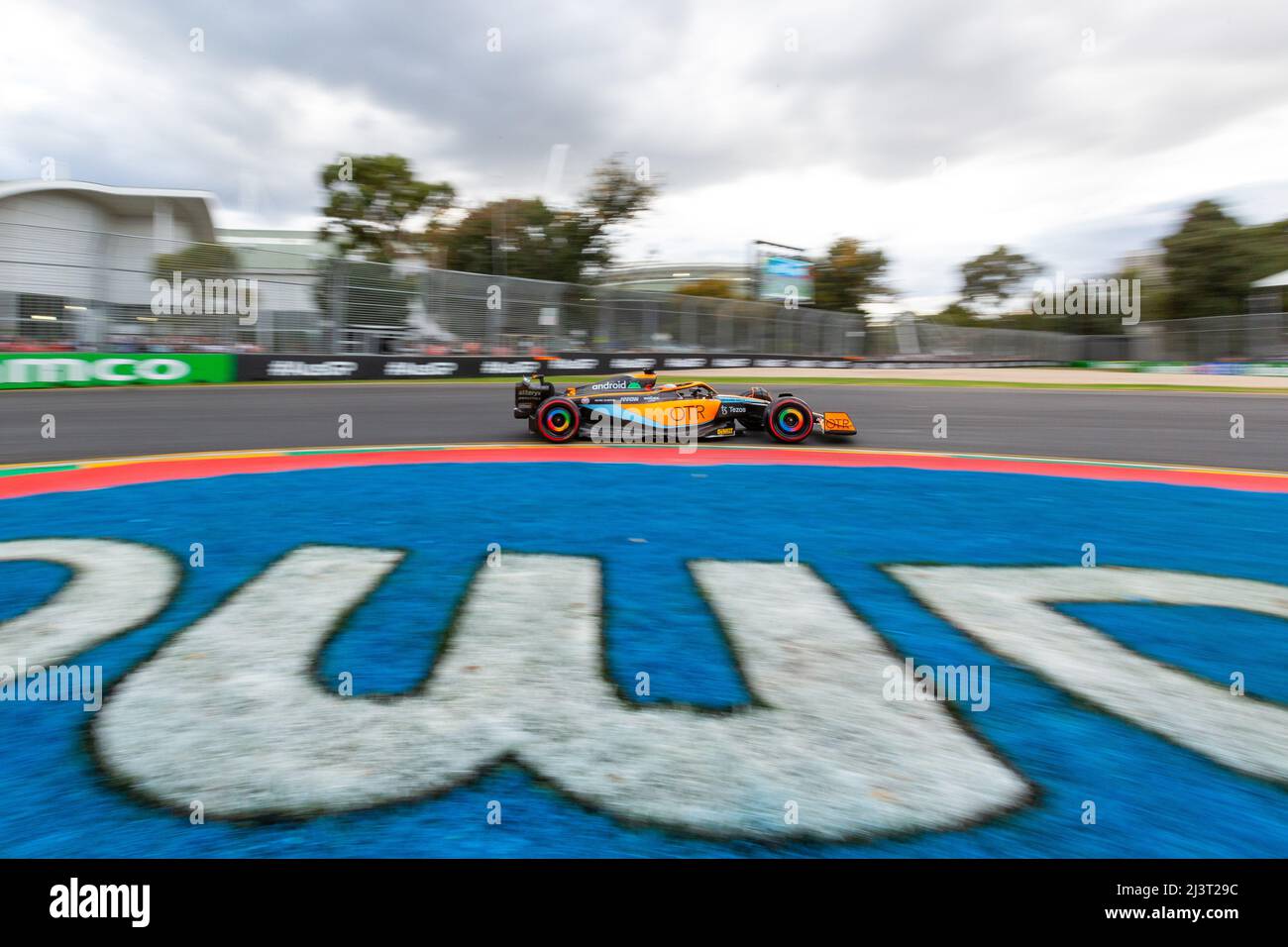 Melbourne, Australia. 09th Apr 2022. Daniel Ricciardo guida l’Australia numero 3 della McLaren MCL36 in qualifica davanti al Gran Premio d’Australia 2022 sul circuito Albert Park Grand Prix. Credit: SOPA Images Limited/Alamy Live News Foto Stock