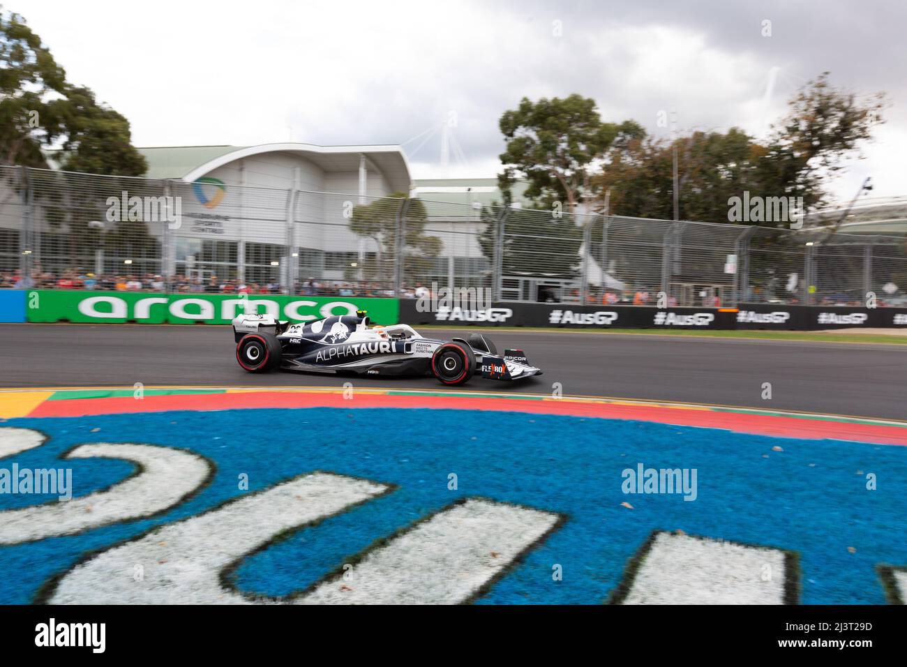 Melbourne, Australia. 09th Apr 2022. Yuki Tsunoda del Giappone guida la Scuderia AlphaTauri numero 22 AT03 durante le qualifiche davanti al Gran Premio d'Australia 2022 al circuito Albert Park Grand Prix. Credit: SOPA Images Limited/Alamy Live News Foto Stock