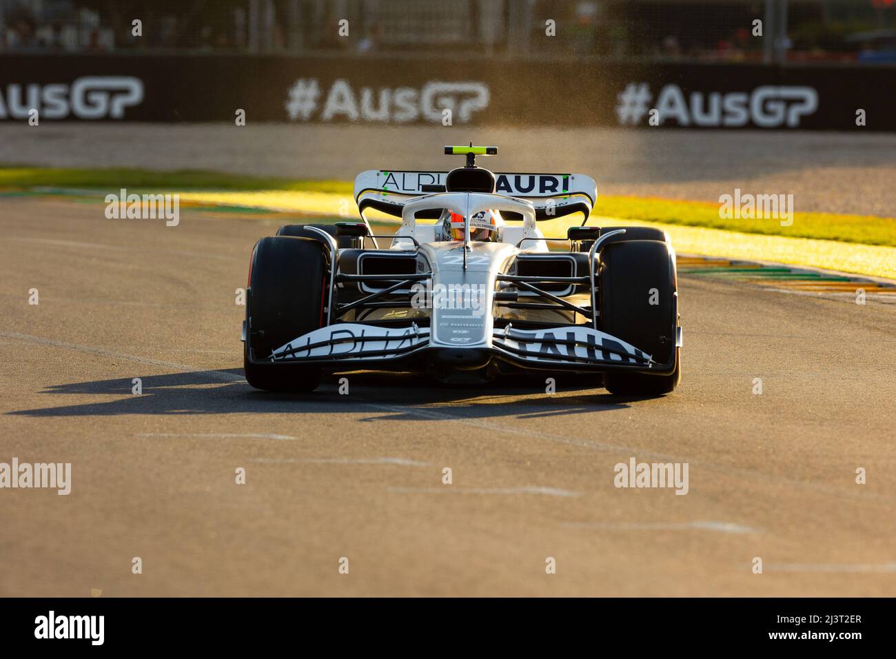 Melbourne, Australia. 09th Apr 2022. Yuki Tsunoda del Giappone guida la Scuderia AlphaTauri numero 22 AT03 durante le qualifiche davanti al Gran Premio d'Australia 2022 al circuito Albert Park Grand Prix. Credit: SOPA Images Limited/Alamy Live News Foto Stock
