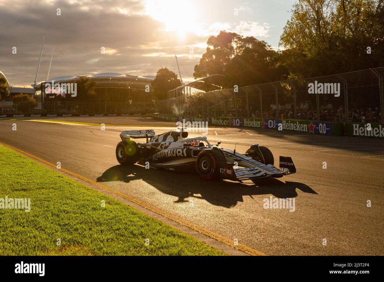Melbourne, Australia. 09th Apr 2022. Pierre Gasly di Francia guida la Scuderia AlphaTauri numero 10 AT03 in qualifica davanti al Gran Premio d'Australia 2022 al circuito Albert Park Grand Prix. Credit: SOPA Images Limited/Alamy Live News Foto Stock