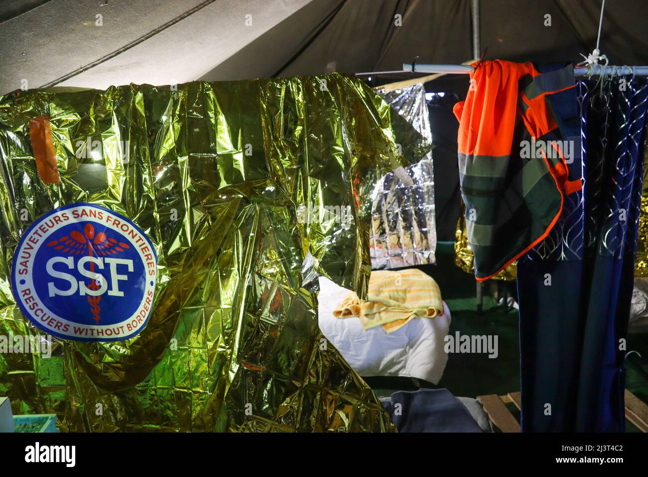 Medyka, Polonia. 8th Apr 2022. SSA, soccorritori senza frontiere, nel campo di confine di Medyka. Tenda medica il 9 aprile 2022, (Credit Image: © Amy Katz/ZUMA Press Wire) Foto Stock