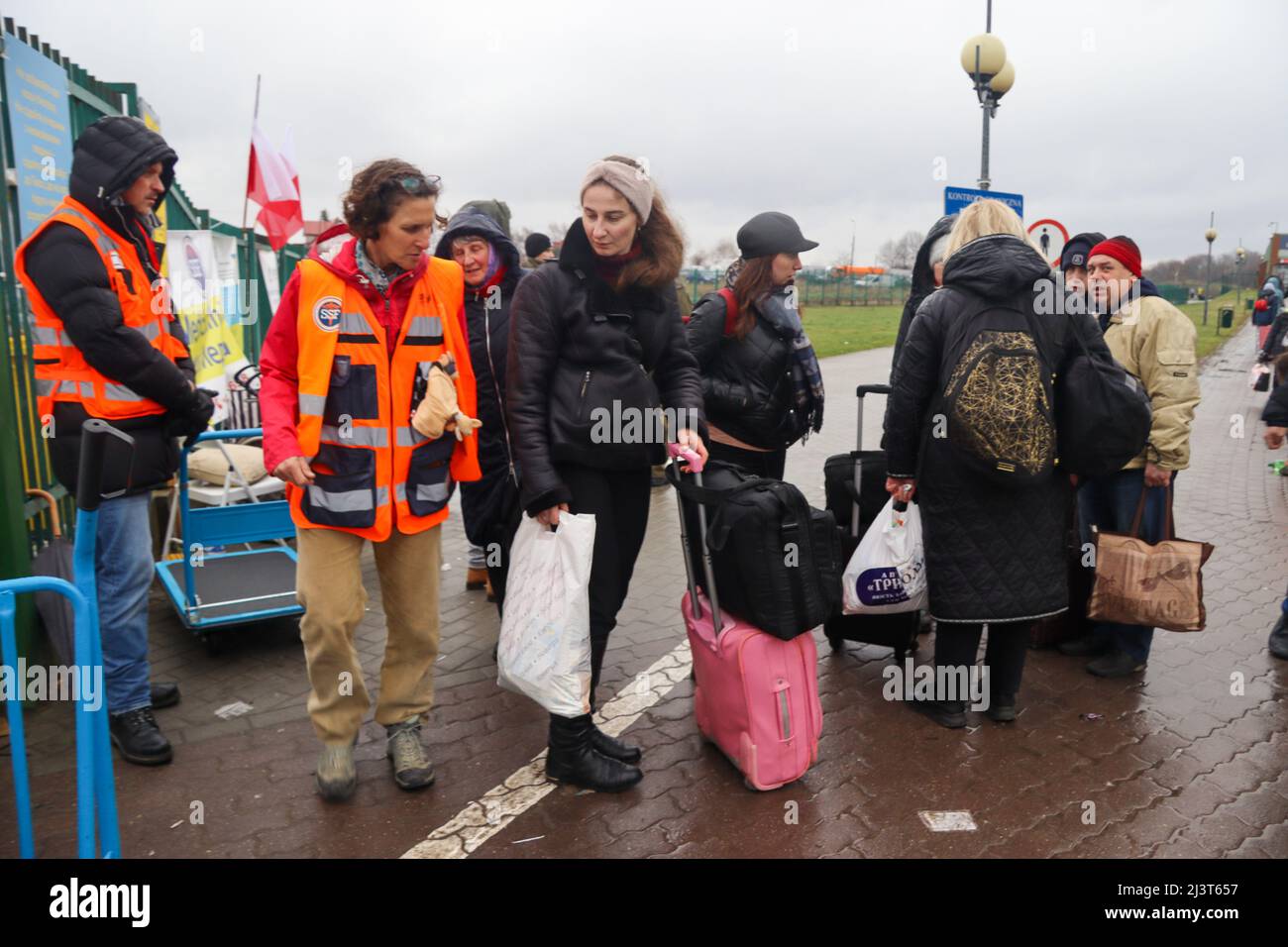 Medyka, Polonia. 8th Apr 2022. Ucraini rifugiati in fuga dal terrore di Putin arrivano stressati, stanchi e freddi nella gelida pioggia al campo di confine di Medyka, in Polonia. (Credit Image: © Amy Katz/ZUMA Press Wire) Foto Stock