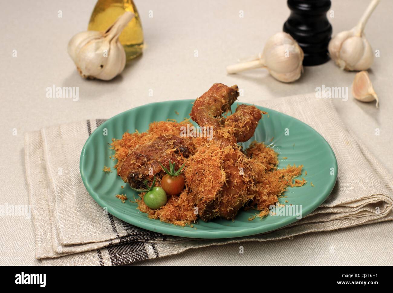 Ayam Goreng Lengkuas - Pollo fritto con erbe giavanesi Galangal, primo piano Foto Stock