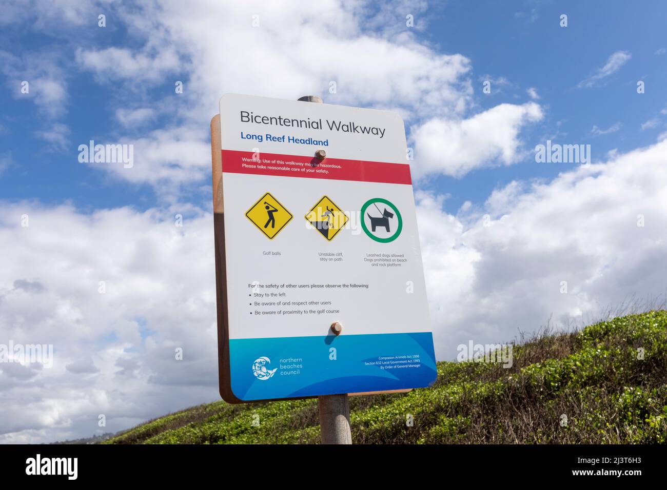 Percorso pedonale bicentenario a Long Reef headland sulle spiagge settentrionali di Sydney, Sydney, Australia cielo blu sfondo Foto Stock