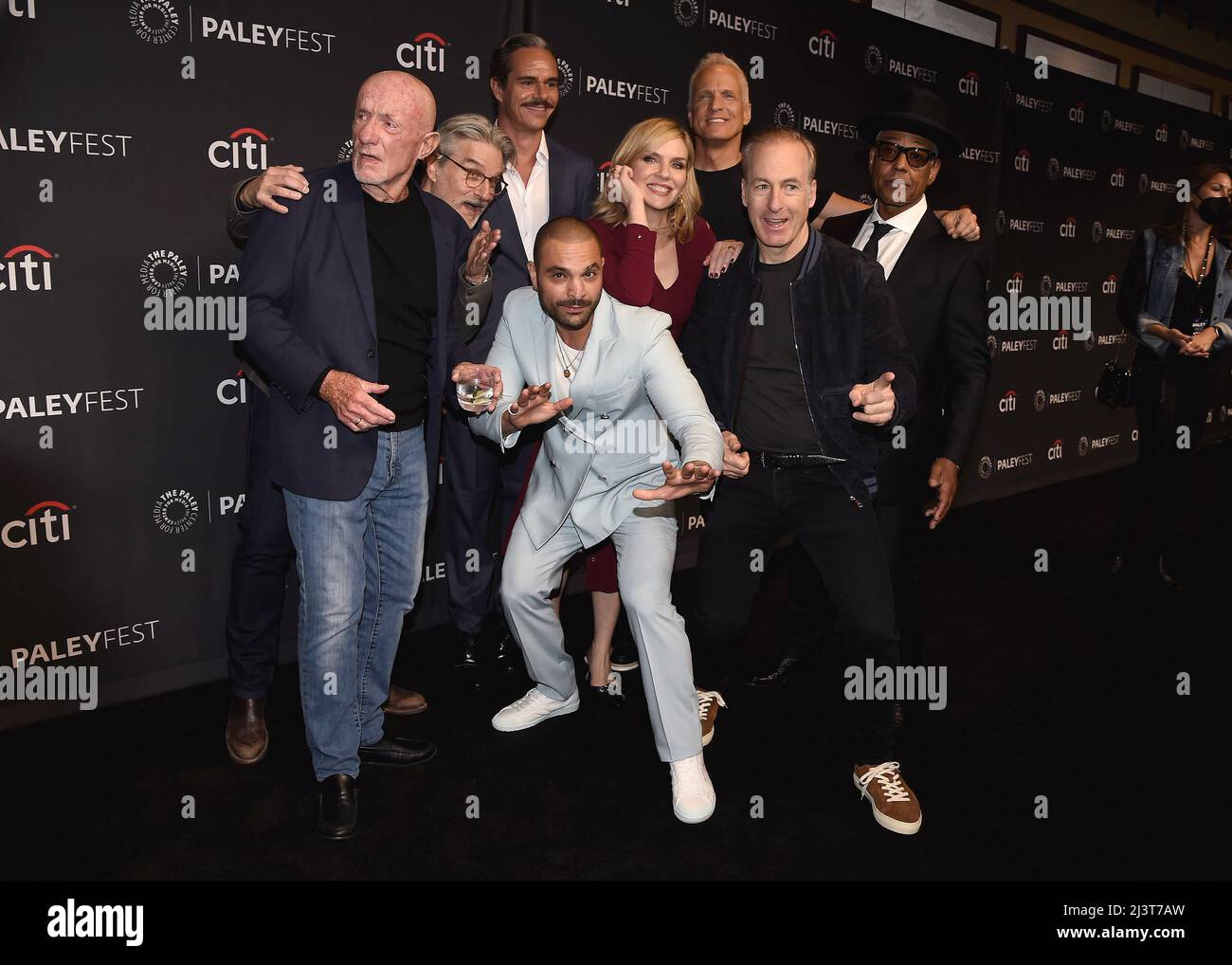 Los Angeles, Stati Uniti. 09th Apr, 2022. Hea Seehorn, Tony Dalton, Jonathan Banks, Bob Odenkirk, Michael Mando, Patrick Fabian e Giancarlo Esposito camminano sul tappeto rosso al PaleyFest LA 2022 - 'Better Call Saul' al Dolby Theatre di Los Angeles, CA il 9 aprile 2022. (Foto di Scott Kirkland/Sipa USA) Credit: Sipa USA/Alamy Live News Foto Stock