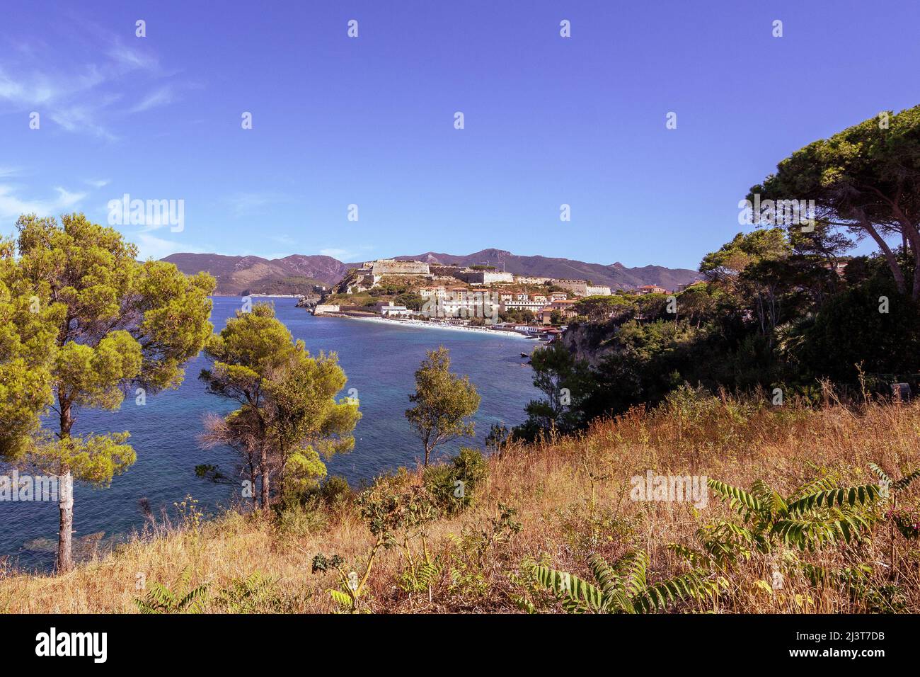 Vista sulla famosa spiaggia le Ghiaie, una piccola spiaggia libera vicino a Forte Falcone Portoferraio, Isola d'Elba, Italia Foto Stock