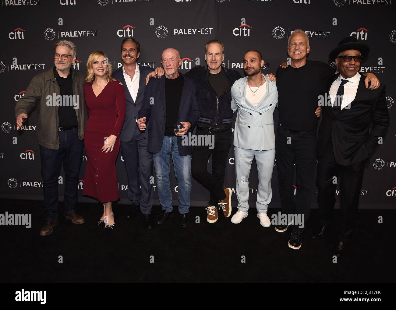 Los Angeles, Stati Uniti. 09th Apr, 2022. Hea Seehorn, Tony Dalton, Jonathan Banks, Bob Odenkirk, Michael Mando, Patrick Fabian e Giancarlo Esposito camminano sul tappeto rosso al PaleyFest LA 2022 - 'Better Call Saul' al Dolby Theatre di Los Angeles, CA il 9 aprile 2022. (Foto di Scott Kirkland/Sipa USA) Credit: Sipa USA/Alamy Live News Foto Stock