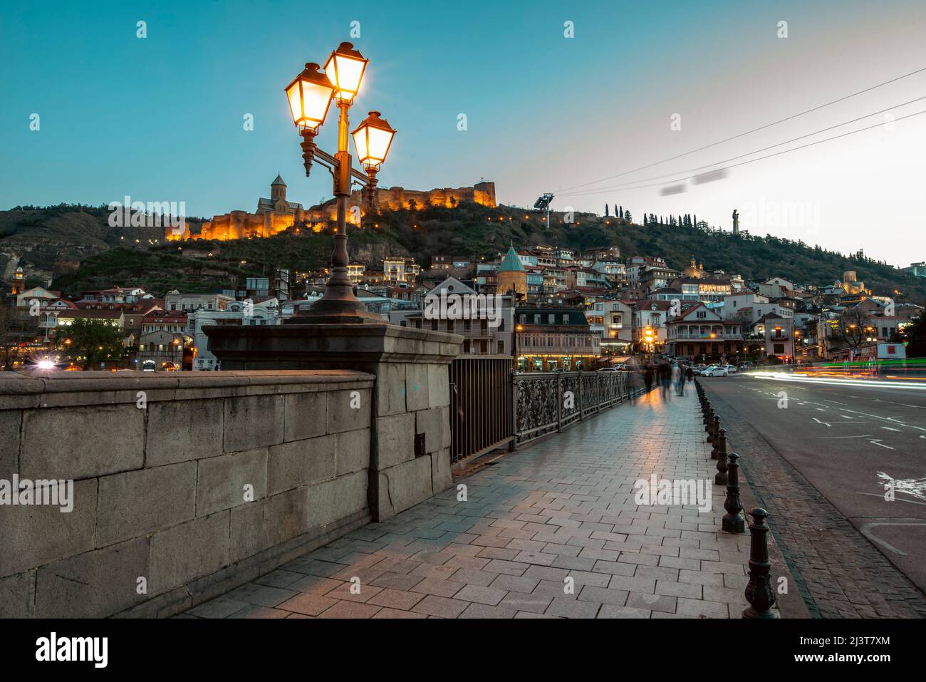 Splendida vista panoramica di Tbilisi al tramonto, Georgia, Europa Foto Stock