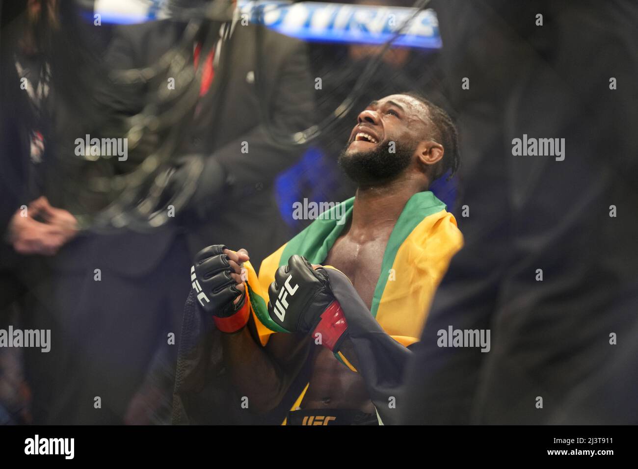 Jacksonville, Florida, Jacksonville, Florida, Stati Uniti. 9th Apr 2022. JACKSONVILLE, FL - 9 APRILE: Aljamain Sterling celebra la sua vittoria su Petr Yan nella loro lotta di peso corporeo durante l'evento UFC 273 alla Vystar Memorial Arena il 9 aprile 2022 a Jacksonville, Florida, Stati Uniti. (Credit Image: © Louis Grasse/PX Imagens via ZUMA Press Wire) Credit: ZUMA Press, Inc./Alamy Live News Foto Stock