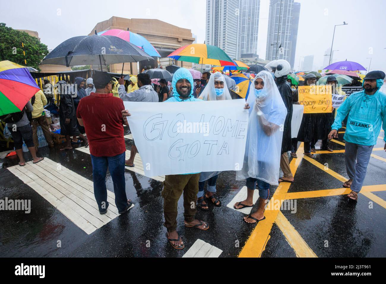 Sri Lanka crisi economica e politica. Poliziotti e poliziotti. Il presidente dello Sri Lanka Gotabaya Rajapaksa deve affrontare la più grande protesta di strada. Foto Stock