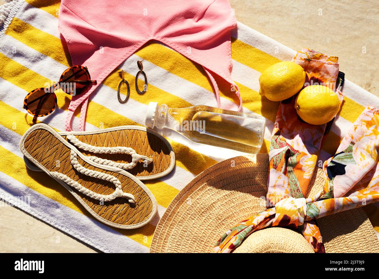 Siamo pronti per l'estate. Scatto ad angolo alto di abbigliamento estivo ordinato e posato su un telo da spiaggia durante il giorno. Foto Stock